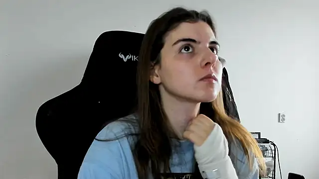 emmamurrr online show from December 3, 2025, 10:46 am