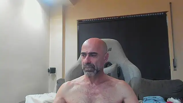 Snapshot of Bicopflirt chatting on April 21, 2026, 4:12 pm Bicopflirt online show from April 21, 2026, 4:12 pm