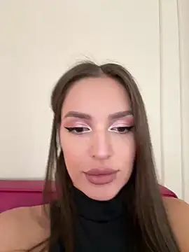 Snapshot of BellaHalles chatting on February 28, 2025, 2:42 pm BellaHalles online show from February 28, 2025, 2:42 pm