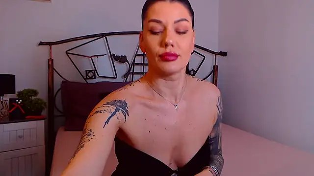 YvonneEverlee online show from November 14, 2025, 8:51 pm