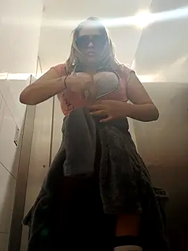 Snapshot of Afroditecash chatting on October 22, 2025, 6:18 pm Afroditecash online show from October 22, 2025, 6:18 pm