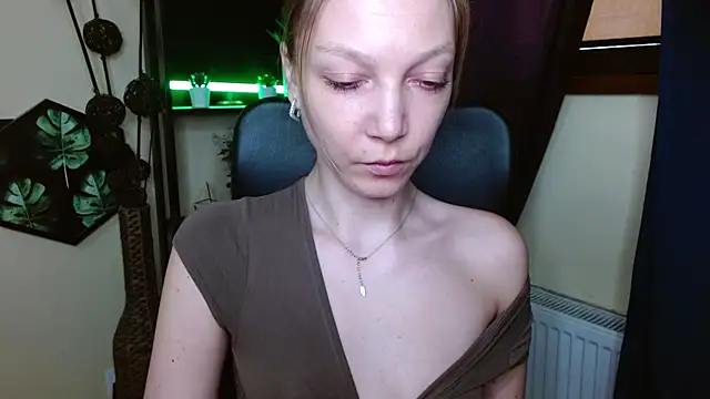 EmillyPlay online show from April 7, 2026, 5:52 am