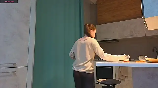 DonnaBurkee online show from December 18, 2025, 4:07 am