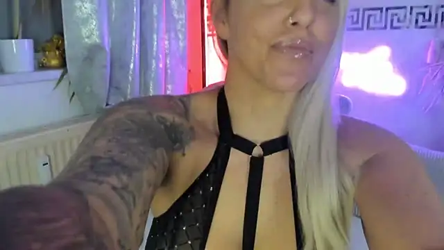 Snapshot of CocoSkyy chatting on November 29, 2025, 8:23 pm CocoSkyy online show from November 29, 2025, 8:23 pm