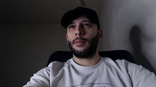 Snapshot of henryaxe chatting on December 17, 2025, 2:45 pm henryaxe online show from December 17, 2025, 2:45 pm