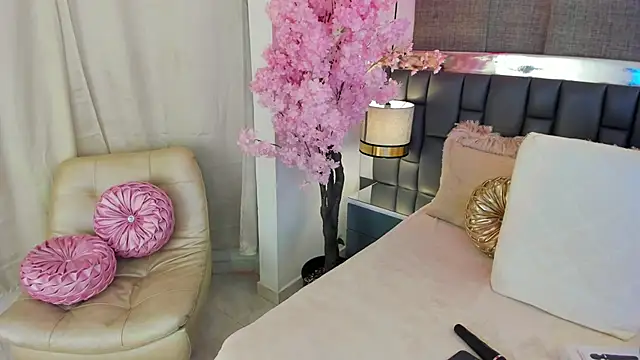 IsseyMz online show from March 17, 2025, 5:12 am