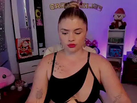 Snapshot of chloejones__ chatting on December 10, 2024, 9:43 pm chloejones online show from December 10, 2024, 9:43 pm