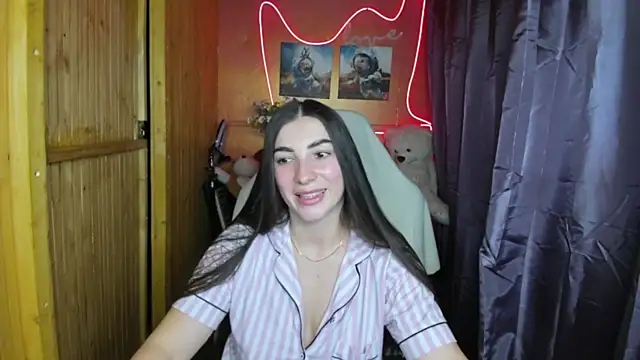 Snapshot of Fiery_Brunette_ chatting on February 9, 2025, 8:45 pm Fiery Brunette  online show from February 9, 2025, 8:45 pm