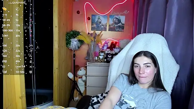 Fiery Brunette  online show from January 13, 2026, 4:23 pm