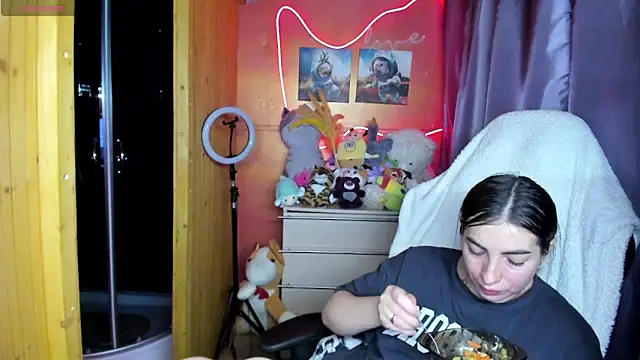 Fiery Brunette  online show from April 5, 2026, 6:32 am