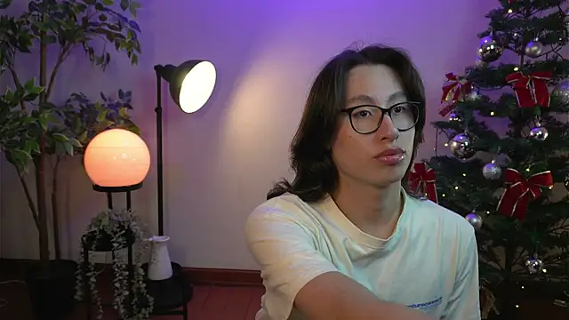 Snapshot of SrLuis18 chatting on December 8, 2024, 12:51 am SrLuis18 online show from December 8, 2024, 12:51 am