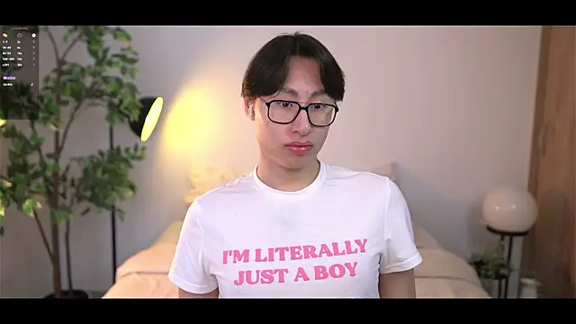 Snapshot of SrLuis18 chatting on September 22, 2025, 12:40 pm SrLuis18 online show from September 22, 2025, 12:40 pm