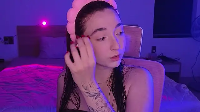 Snapshot of YasmineWest chatting on May 3, 2026, 12:22 pm YasmineWest online show from May 3, 2026, 12:22 pm