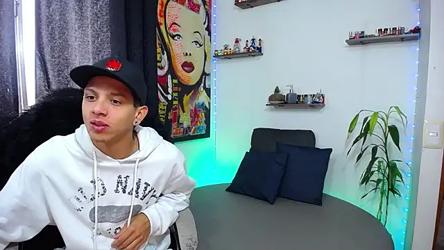 Snapshot of HillAndJack333 chatting on January 21, 2025, 12:07 pm HillAndJack333 online show from January 21, 2025, 12:07 pm