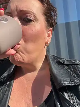 Snapshot of xsexycurvymilf chatting on April 15, 2026, 8:43 am xsexycurvymilf online show from April 15, 2026, 8:43 am