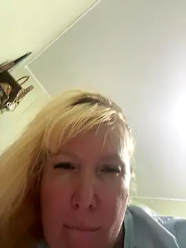 EmmaInLove23 online show from November 9, 2025, 2:15 pm