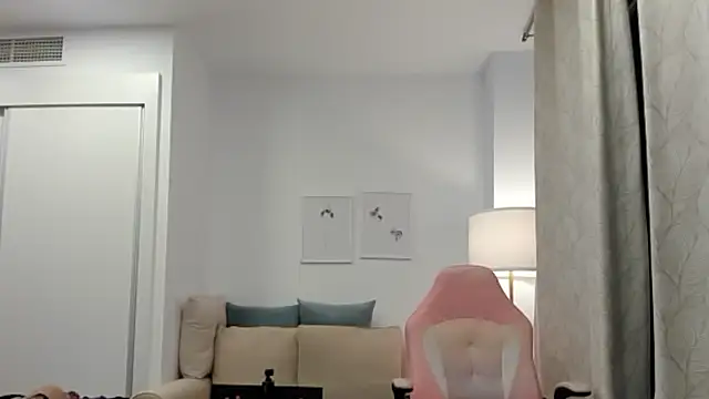 emmita69  online show from February 9, 2025, 8:24 pm