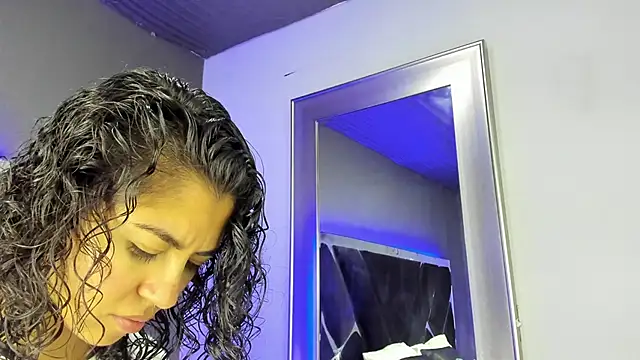 Snapshot of Amareto_ chatting on November 16, 2025, 12:00 pm Amareto online show from November 16, 2025, 12:00 pm