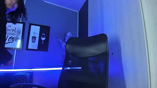 Snapshot of Amareto_ chatting on December 5, 2025, 9:29 am Amareto online show from December 5, 2025, 9:29 am