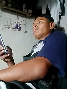 Snapshot of Moreno1813 chatting on March 20, 2025, 4:40 am Moreno1813 online show from March 20, 2025, 4:40 am