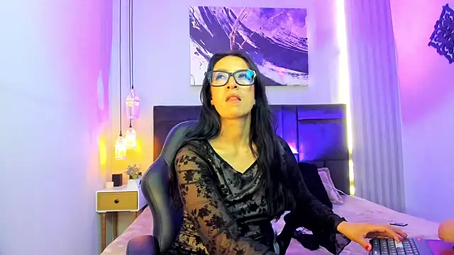 kira moon   online show from April 1, 2026, 10:40 pm