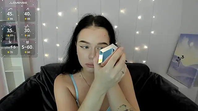 Lori  Hell online show from November 3, 2025, 2:24 am