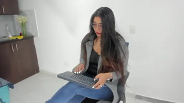 Snapshot of Luna_Dumont chatting on January 9, 2026, 11:24 am Luna Dumont online show from January 9, 2026, 11:24 am