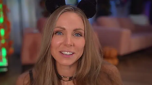 Snapshot of eva_fashionista chatting on October 29, 2025, 6:20 pm eva fashionista online show from October 29, 2025, 6:20 pm