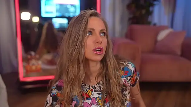 Snapshot of eva_fashionista chatting on November 6, 2025, 7:37 pm eva fashionista online show from November 6, 2025, 7:37 pm