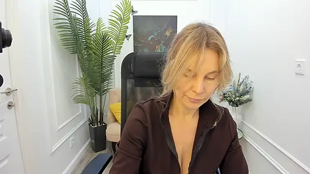 Snapshot of Sinty_Devis chatting on December 3, 2025, 4:31 am Sinty Devis online show from December 3, 2025, 4:31 am