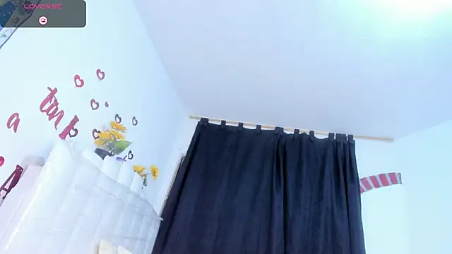 Snapshot of RoxannaBlanche chatting on May 19, 2026, 11:16 am RoxannaBlanche online show from May 19, 2026, 11:16 am