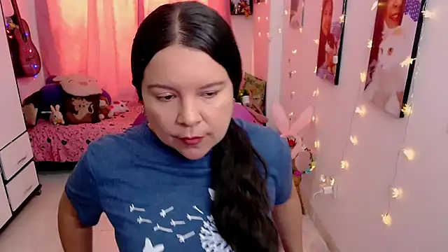 claryssa  online show from April 6, 2026, 7:37 pm