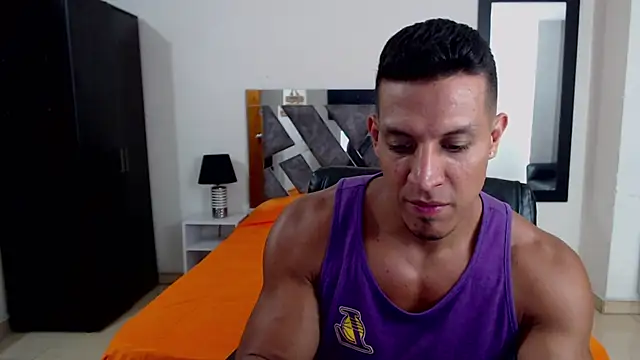 Snapshot of Frank_heaven01 chatting on December 11, 2024, 12:33 am Frank heaven01 online show from December 11, 2024, 12:33 am