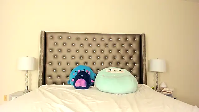 NadiaLyla online show from April 4, 2026, 1:26 am