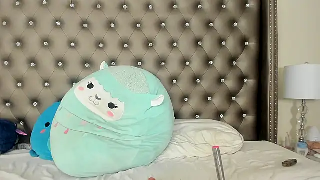 NadiaLyla online show from July 18, 2026, 3:22 am