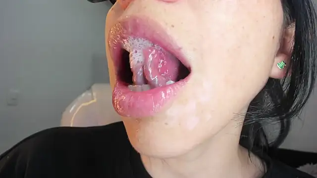 Katty mouth online show from December 4, 2025, 8:39 pm