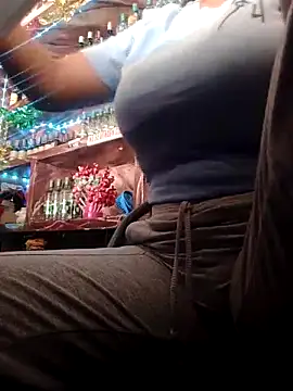 Snapshot of VivienAndClark chatting on March 18, 2025, 5:53 pm VivienAndClark online show from March 18, 2025, 5:53 pm