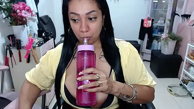 Snapshot of titsbiglovers chatting on February 3, 2026, 5:07 pm titsbiglovers online show from February 3, 2026, 5:07 pm