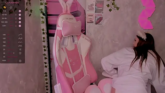 Snapshot of Polly__Hill chatting on October 25, 2025, 9:39 am Polly Hill online show from October 25, 2025, 9:39 am