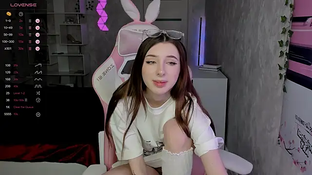 Snapshot of Polly__Hill chatting on November 12, 2025, 7:31 am Polly Hill online show from November 12, 2025, 7:31 am