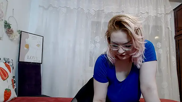 Snapshot of Catlady333 chatting on September 19, 2025, 5:35 pm Catlady333 online show from September 19, 2025, 5:35 pm