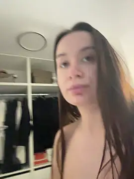 deliaroyal online show from November 9, 2025, 1:09 pm