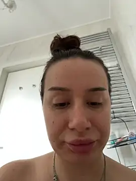 deliaroyal online show from March 27, 2026, 1:33 pm