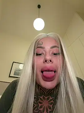 Snapshot of bambixboo chatting on May 4, 2026, 10:39 pm bambixboo online show from May 4, 2026, 10:39 pm