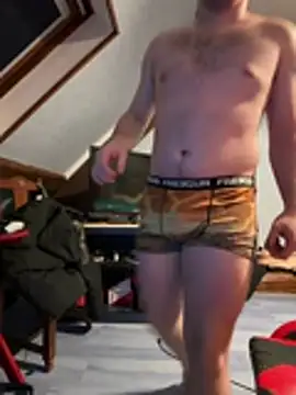 youlo71 online show from April 10, 2026, 9:41 pm