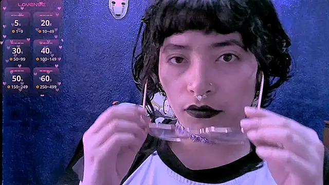 NinaYellow online show from April 23, 2026, 1:24 pm