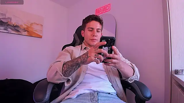 Snapshot of LucianSinclair chatting on January 12, 2025, 10:22 pm LucianSinclair online show from January 12, 2025, 10:22 pm