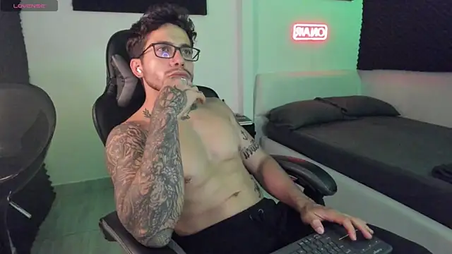 LucianSinclair online show from November 26, 2025, 2:56 am