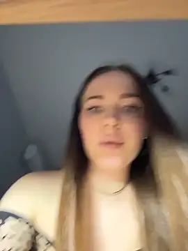 -SweetDi- online show from April 14, 2026, 7:31 pm