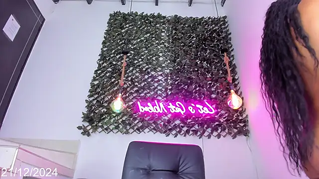 Snapshot of Brianna_Stars chatting on December 21, 2024, 8:21 pm Brianna Stars online show from December 21, 2024, 8:21 pm